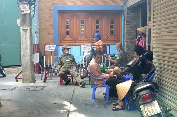 TP.HCM: Phong tỏa 1 con hẻm, cách ly hơn 60 hộ dân vì bệnh nhân tái dương tính Covid-19, từng đi làm đẹp - Ảnh 2. TP.HCM: Phong tỏa 1 con hẻm, cách ly hơn 60 hộ dân vì bệnh nhân tái dương tính Covid-19, từng đi làm đẹp - Ảnh 2.