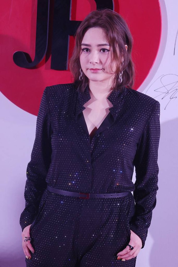 Chung Hân Đồng tăng cân không phanh, vòng 2 lớn cùng vóc dáng nặng nề khiến netizen choáng nặng - Ảnh 2.