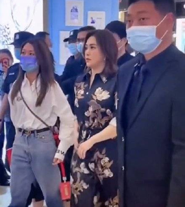 Chung Hân Đồng tăng cân không phanh, vòng 2 lớn cùng vóc dáng nặng nề khiến netizen choáng nặng - Ảnh 6.