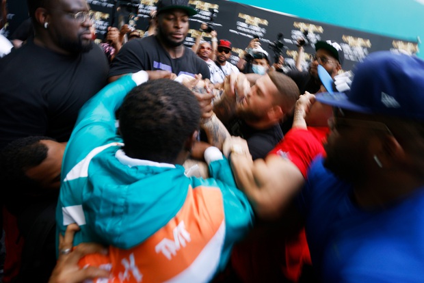 Floyd Mayweather và lý do ẩn sau cơn thịnh nộ nhằm vào Jake Paul - Ảnh 1.