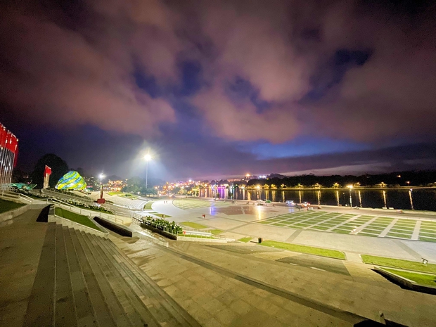 CHƯA TỪNG THẤY: Quảng trường Đà Lạt vắng không có có bóng người vào đêm cuối tuần sau cơn bão du lịch 30/4 - 1/5 - Ảnh 1.