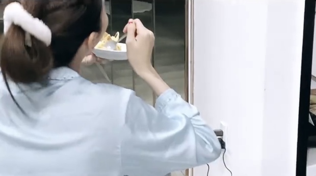 Ngọc Trinh bị tóm sống cảnh ăn sầu riêng lúc nửa đêm, nhìn tướng ngồi mà không nhịn được cười - Ảnh 5.