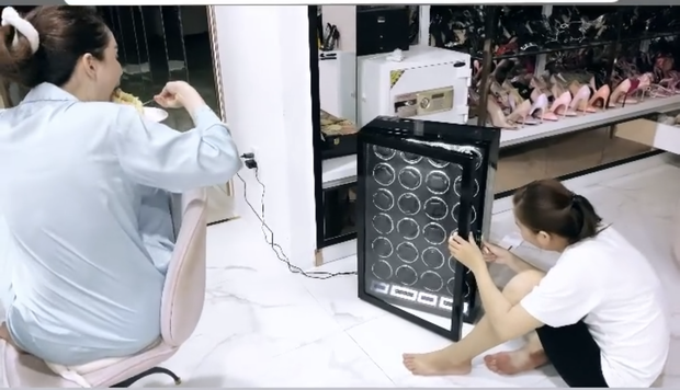 Ngọc Trinh bị tóm sống cảnh ăn sầu riêng lúc nửa đêm, nhìn tướng ngồi mà không nhịn được cười - Ảnh 3.