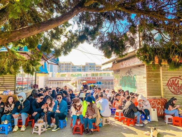 CHƯA TỪNG THẤY: Quảng trường Đà Lạt vắng không có có bóng người vào đêm cuối tuần sau cơn bão du lịch 30/4 - 1/5 - Ảnh 5.