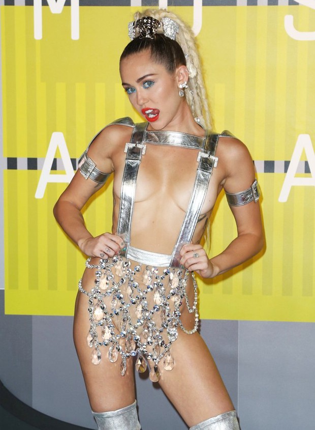 Tình yêu 10 năm xoay vòng Miley Cyrus: Lúc ngoan hiền lúc nổi loạn chấn động, nghi vấn Liam Hemsworth âm mưu kiểm soát - Ảnh 12.