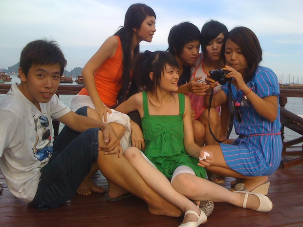 Gái xinh tự khui lại loạt ảnh chưa từng công bố của Bộ Tứ 10A8, nhìn cách ăn mặc ai cũng choáng - Ảnh 1.