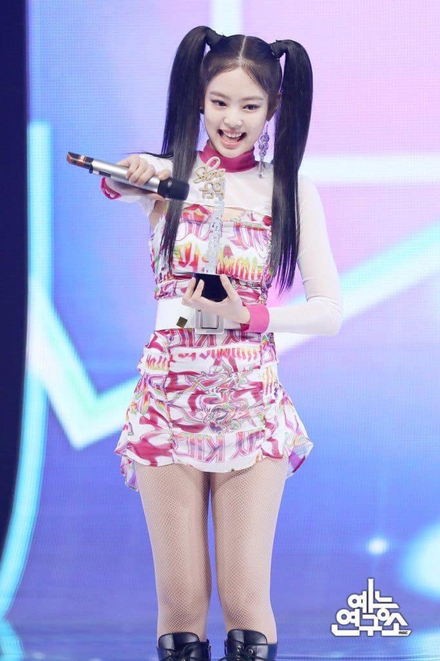 Xét về những kiểu tóc độc - dị, Jennie còn cách xa nàng cựu idol này một quãng đường dài - Ảnh 1. Xét về những kiểu tóc độc - dị, Jennie còn cách xa nàng cựu idol này một quãng đường dài - Ảnh 1.