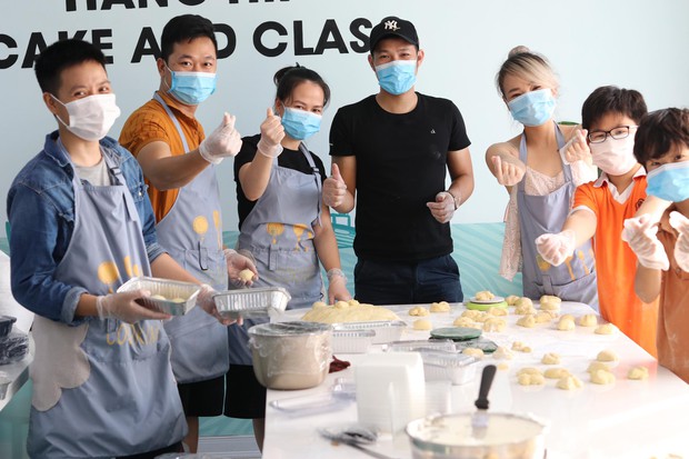 Chuyện nữ giáo viên ở Hà Nội dành 24 tiếng xuyên đêm, tự tay làm 1.100 bánh ngọt gửi tặng người dân tâm dịch Bắc Giang - Ảnh 1.