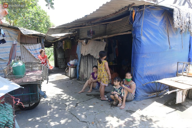 Cái nóng khắc nghiệt bủa vây xóm trọ nghèo ở chân cầu Long Biên: Nóng người ta vào nhà, còn chúng tôi phải chạy ra - Ảnh 4.