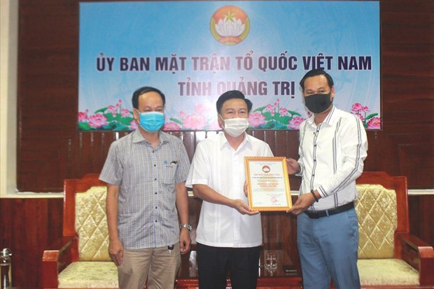 Sau ồn ào “ngâm” 13,7 tỷ, phía Hoài Linh bắt đầu loạt hoạt động giải ngân: Đã đến 4 địa phương, trao 4,57 tỷ đồng cho bà con vùng lũ - Ảnh 2.