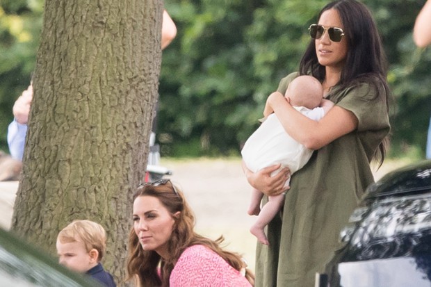 Sau bao lần bị tấn công nói xấu, Công nương Kate vẫn mong muốn chủ động làm hòa với nhà Meghan vì một lý do đặc biệt - Ảnh 2.