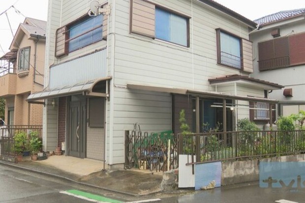 Để mặc thi thể bố mẹ già bốc mùi thối rữa trong phòng khách suốt nhiều tháng, con trai đưa ra lời giải thích kỳ quặc đầy trơ trẽn - Ảnh 1.