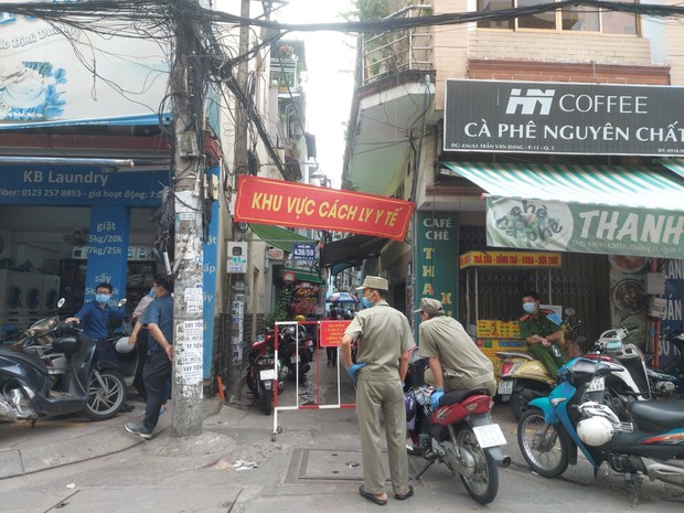 TP.HCM phát hiện thêm 2 ca nghi mắc Covid-19 ở quận 3 và Nhà Bè, phong toả nơi sinh sống và khẩn cấp truy vết - Ảnh 1. TP.HCM phát hiện thêm 2 ca nghi mắc Covid-19 ở quận 3 và Nhà Bè, phong toả nơi sinh sống và khẩn cấp truy vết - Ảnh 1.