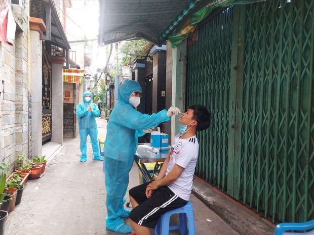TP.HCM phát hiện thêm 2 ca nghi mắc Covid-19 ở quận 3 và Nhà Bè, phong toả nơi sinh sống và khẩn cấp truy vết - Ảnh 2. TP.HCM phát hiện thêm 2 ca nghi mắc Covid-19 ở quận 3 và Nhà Bè, phong toả nơi sinh sống và khẩn cấp truy vết - Ảnh 2.