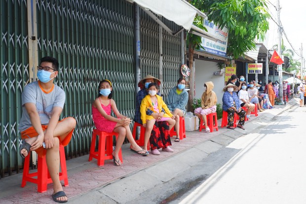 TP.HCM phát hiện thêm 2 ca nghi mắc Covid-19 ở quận 3 và Nhà Bè, phong toả nơi sinh sống và khẩn cấp truy vết - Ảnh 4. TP.HCM phát hiện thêm 2 ca nghi mắc Covid-19 ở quận 3 và Nhà Bè, phong toả nơi sinh sống và khẩn cấp truy vết - Ảnh 4.