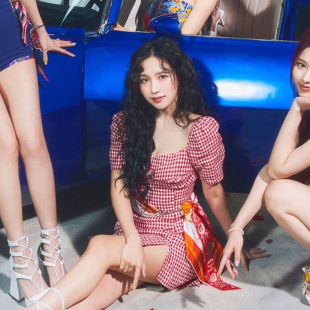 Stylist của TWICE cắt nát khăn Hermès nghìn đô để chế đồ cho idol, kết quả ra sao? - Ảnh 11. Stylist của TWICE cắt nát khăn Hermès nghìn đô để chế đồ cho idol, kết quả ra sao? - Ảnh 11.