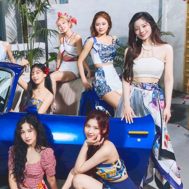 Stylist của TWICE cắt nát khăn Hermès nghìn đô để chế đồ cho idol, kết quả ra sao? - Ảnh 13. Stylist của TWICE cắt nát khăn Hermès nghìn đô để chế đồ cho idol, kết quả ra sao? - Ảnh 13.