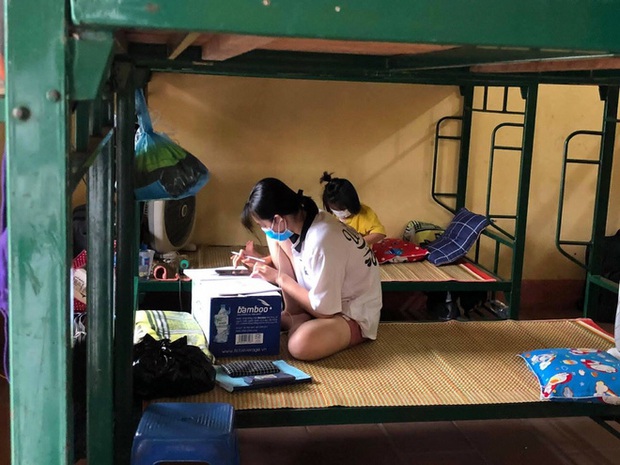 Thanh niên tự phi xe máy lên Bắc Giang chống dịch: Trời rất nóng, nhưng hàng trăm người dân cách ly thiếu nước uống. Thương lắm! - Ảnh 2. Thanh niên tự phi xe máy lên Bắc Giang chống dịch: Trời rất nóng, nhưng hàng trăm người dân cách ly thiếu nước uống. Thương lắm! - Ảnh 2.