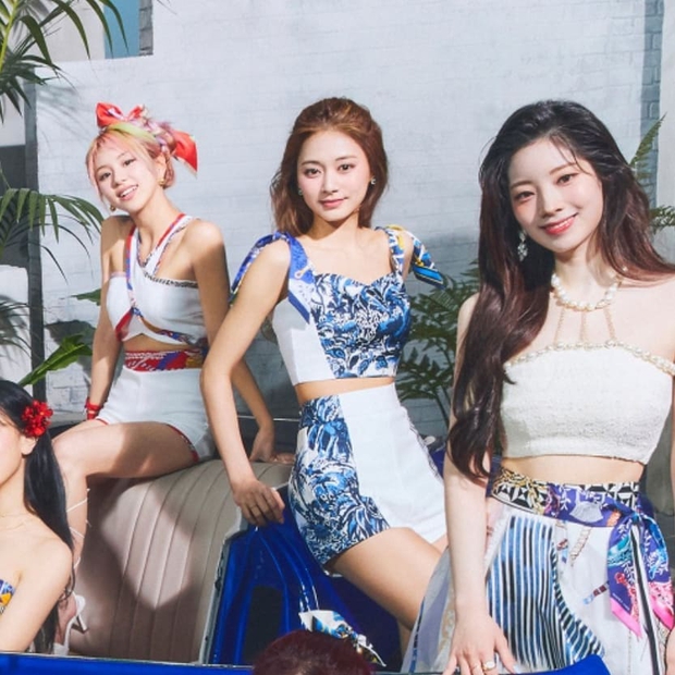 Stylist của TWICE cắt nát khăn Hermès nghìn đô để chế đồ cho idol, kết quả ra sao? - Ảnh 4. Stylist của TWICE cắt nát khăn Hermès nghìn đô để chế đồ cho idol, kết quả ra sao? - Ảnh 4.