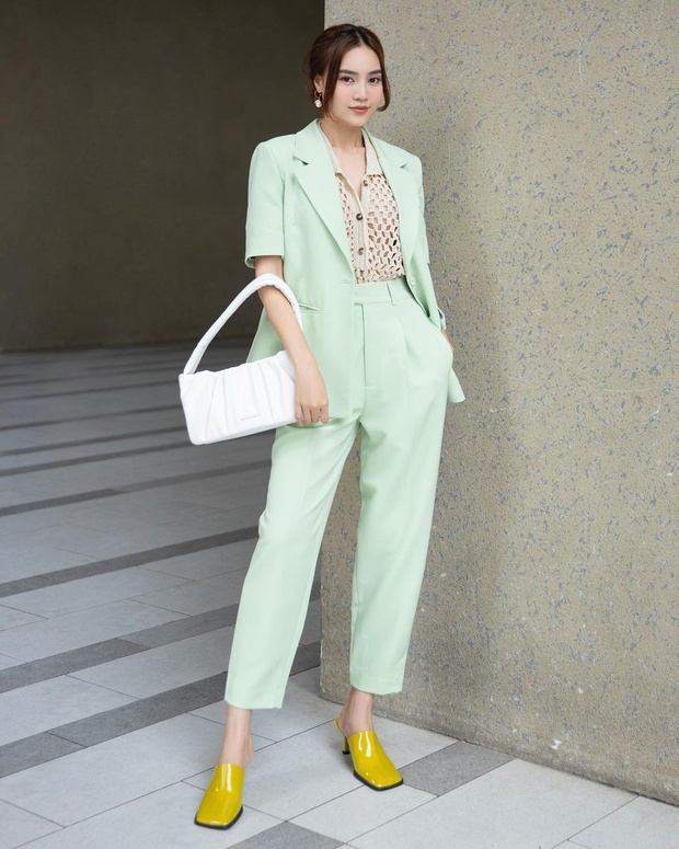 Gái già lắm chiêu đụng hàng: Lan Ngọc chơi chiêu với phụ kiện nổi, Diễm My 9X đeo Chanel tí hon giá hơn 100 triệu đồng nhưng có lép vế? - Ảnh 2. Gái già lắm chiêu đụng hàng: Lan Ngọc chơi chiêu với phụ kiện nổi, Diễm My 9X đeo Chanel tí hon giá hơn 100 triệu đồng nhưng có lép vế? - Ảnh 2.
