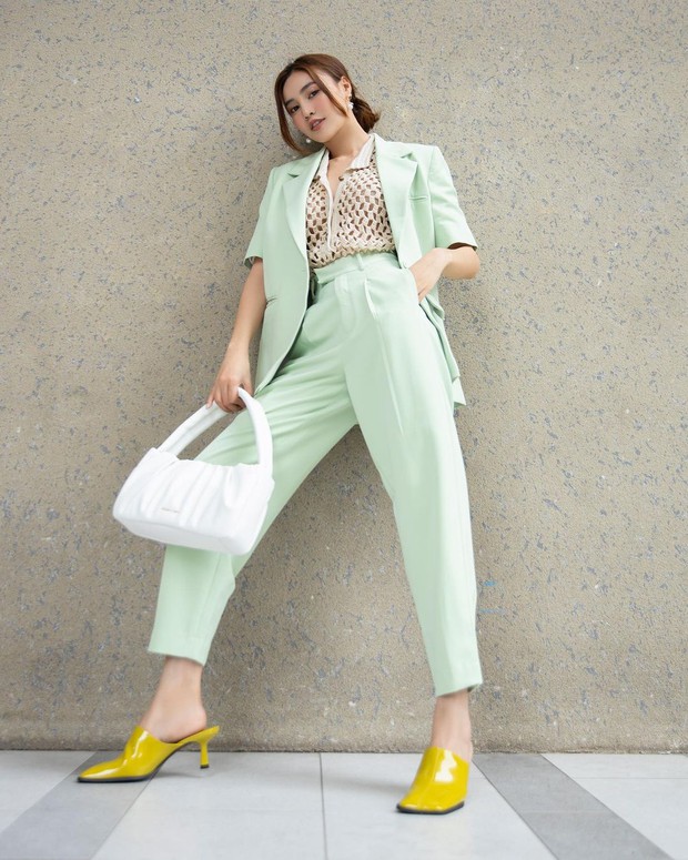Gái già lắm chiêu đụng hàng: Lan Ngọc chơi chiêu với phụ kiện nổi, Diễm My 9X đeo Chanel tí hon giá hơn 100 triệu đồng nhưng có lép vế? - Ảnh 3. Gái già lắm chiêu đụng hàng: Lan Ngọc chơi chiêu với phụ kiện nổi, Diễm My 9X đeo Chanel tí hon giá hơn 100 triệu đồng nhưng có lép vế? - Ảnh 3.