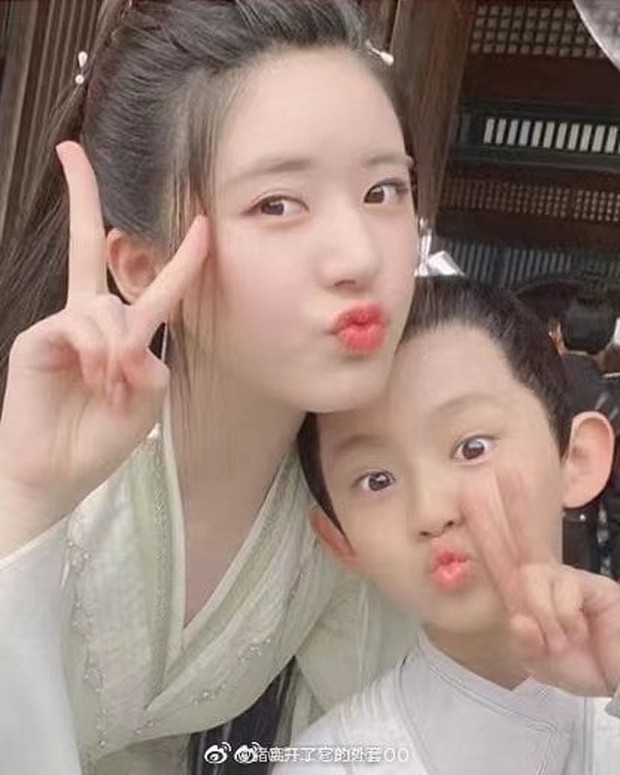 Dương Dương mặt tròn quay ở ảnh ba người một nhà của Thả Thí Thiên Hạ, liệu đã ra dáng anh chồng của Triệu Lộ Tư? - Ảnh 3. Dương Dương mặt tròn quay ở ảnh ba người một nhà của Thả Thí Thiên Hạ, liệu đã ra dáng anh chồng của Triệu Lộ Tư? - Ảnh 3.