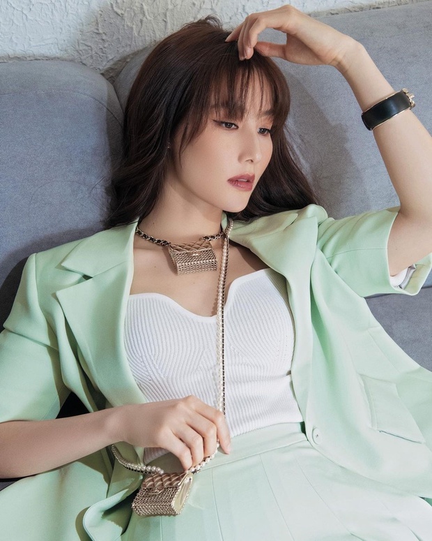 Gái già lắm chiêu đụng hàng: Lan Ngọc chơi chiêu với phụ kiện nổi, Diễm My 9X đeo Chanel tí hon giá hơn 100 triệu đồng nhưng có lép vế? - Ảnh 4. Gái già lắm chiêu đụng hàng: Lan Ngọc chơi chiêu với phụ kiện nổi, Diễm My 9X đeo Chanel tí hon giá hơn 100 triệu đồng nhưng có lép vế? - Ảnh 4.