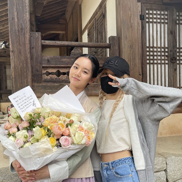 Rosé bịt kín mít ghé tận phim trường thăm Hyeri (Reply 1988), netizen chết ngất vì visual thật của mỹ nhân BLACKPINK - Ảnh 3. Rosé bịt kín mít ghé tận phim trường thăm Hyeri (Reply 1988), netizen chết ngất vì visual thật của mỹ nhân BLACKPINK - Ảnh 3.