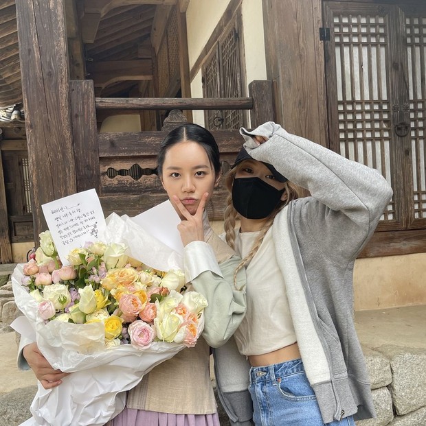 Rosé bịt kín mít ghé tận phim trường thăm Hyeri (Reply 1988), netizen chết ngất vì visual thật của mỹ nhân BLACKPINK - Ảnh 4. Rosé bịt kín mít ghé tận phim trường thăm Hyeri (Reply 1988), netizen chết ngất vì visual thật của mỹ nhân BLACKPINK - Ảnh 4.