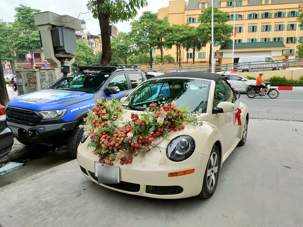 Pha sáng tạo đi vào lòng người: Thanh niên đi rước dâu bằng xe hoa vải thiều gây sốt MXH, sự thật là gì? - Ảnh 3. Pha sáng tạo đi vào lòng người: Thanh niên đi rước dâu bằng xe hoa vải thiều gây sốt MXH, sự thật là gì? - Ảnh 3.