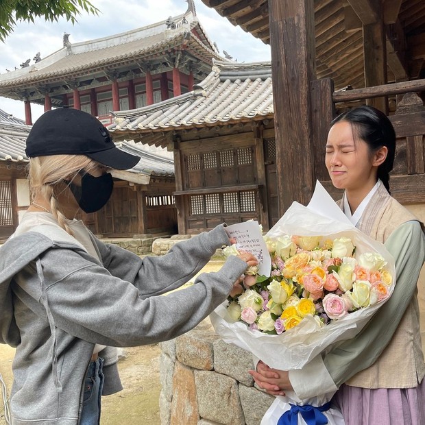 Rosé bịt kín mít ghé tận phim trường thăm Hyeri (Reply 1988), netizen chết ngất vì visual thật của mỹ nhân BLACKPINK - Ảnh 2. Rosé bịt kín mít ghé tận phim trường thăm Hyeri (Reply 1988), netizen chết ngất vì visual thật của mỹ nhân BLACKPINK - Ảnh 2.