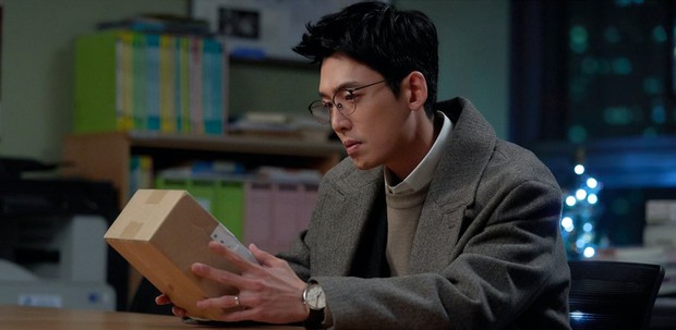 4 chuyện tình bỏ ngỏ đợi hồi kết ở Hospital Playlist 2: Jo Jung Suk có cưa đổ crush 20 năm? - Ảnh 3. 4 chuyện tình bỏ ngỏ đợi hồi kết ở Hospital Playlist 2: Jo Jung Suk có cưa đổ crush 20 năm? - Ảnh 3.