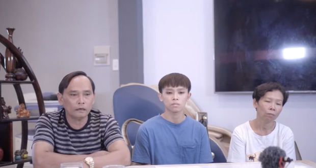 Netizen soi loạt điểm bất thường trong clip Hồ Văn Cường xin lỗi: Con trai mắt đảo liên tục, cứng đờ gượng gạo, bố mẹ thái độ lạ - Ảnh 7.