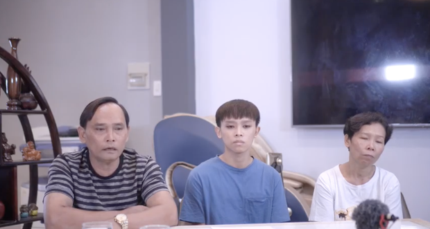 Netizen soi loạt điểm bất thường trong clip Hồ Văn Cường xin lỗi: Con trai mắt đảo liên tục, cứng đờ gượng gạo, bố mẹ thái độ lạ - Ảnh 7. Netizen soi loạt điểm bất thường trong clip Hồ Văn Cường xin lỗi: Con trai mắt đảo liên tục, cứng đờ gượng gạo, bố mẹ thái độ lạ - Ảnh 7.