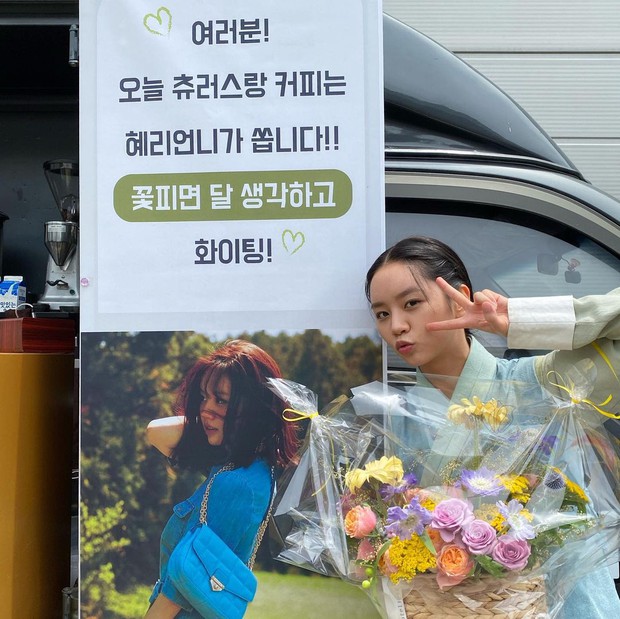 Rosé bịt kín mít ghé tận phim trường thăm Hyeri (Reply 1988), netizen chết ngất vì visual thật của mỹ nhân BLACKPINK - Ảnh 5. Rosé bịt kín mít ghé tận phim trường thăm Hyeri (Reply 1988), netizen chết ngất vì visual thật của mỹ nhân BLACKPINK - Ảnh 5.