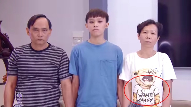 Netizen đặt nghi vấn về chiếc áo đặc biệt của mẹ Hồ Văn Cường trong clip, dòng chữ phải chăng thay cho lời muốn nói? - Ảnh 3.