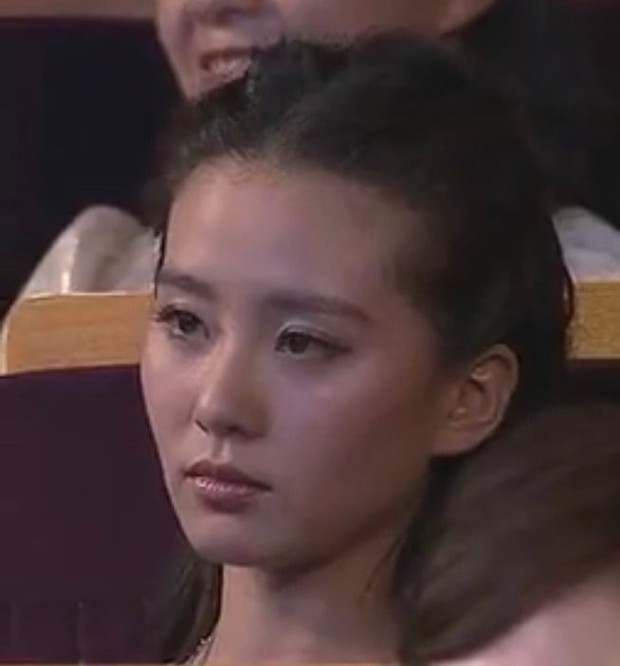 Màn trao cúp Thị hậu drama nhất Bạch Ngọc Lan 2012: Chân Hoàn - Tôn Lệ sượng trân vì hụt giải, Lưu Thi Thi có biểu cảm kinh điển - Ảnh 6. Màn trao cúp Thị hậu drama nhất Bạch Ngọc Lan 2012: Chân Hoàn - Tôn Lệ sượng trân vì hụt giải, Lưu Thi Thi có biểu cảm kinh điển - Ảnh 6.