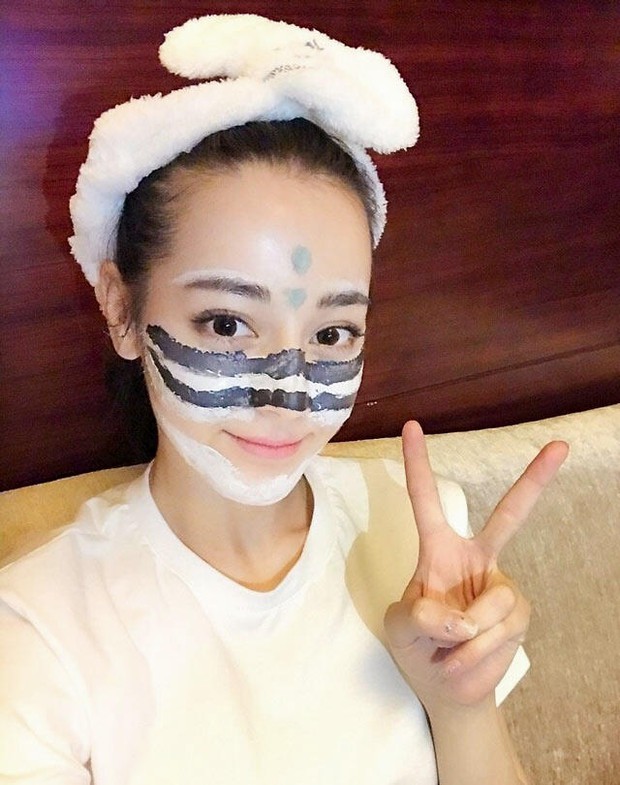 Địch Lệ Nhiệt Ba có 3 nguyên tắc sống còn ở khoản skincare, riêng điều cuối xa xỉ thấy rõ! - Ảnh 2. Địch Lệ Nhiệt Ba có 3 nguyên tắc sống còn ở khoản skincare, riêng điều cuối xa xỉ thấy rõ! - Ảnh 2.