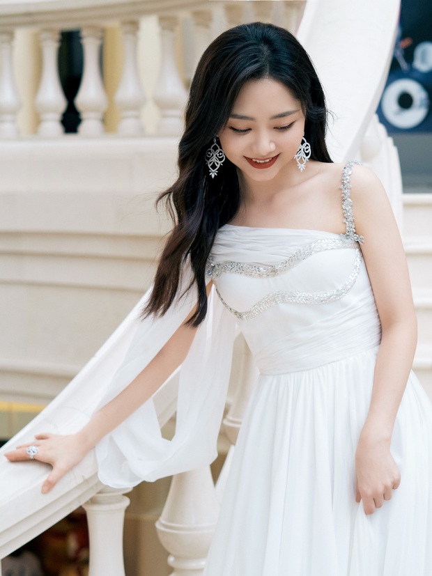 Dàn sao đổ bộ lễ trao giải Bạch Ngọc Lan: Cúc Tịnh Y đẹp như tiên tử, đè bẹp Nghê Ni - Quan Hiểu Đồng khoe vòng 1 hết cỡ - Ảnh 15. Dàn sao đổ bộ lễ trao giải Bạch Ngọc Lan: Cúc Tịnh Y đẹp như tiên tử, đè bẹp Nghê Ni - Quan Hiểu Đồng khoe vòng 1 hết cỡ - Ảnh 15.