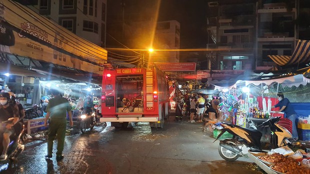 TP.HCM: Sạp trái cây trong chợ Bà Chiểu cháy nghi ngút, nhiều tiểu thương ôm tài sản tháo chạy - Ảnh 1. TP.HCM: Sạp trái cây trong chợ Bà Chiểu cháy nghi ngút, nhiều tiểu thương ôm tài sản tháo chạy - Ảnh 1.