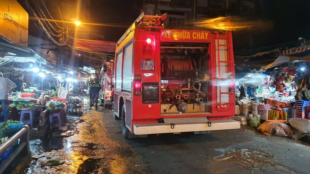 TP.HCM: Sạp trái cây trong chợ Bà Chiểu cháy nghi ngút, nhiều tiểu thương ôm tài sản tháo chạy - Ảnh 2. TP.HCM: Sạp trái cây trong chợ Bà Chiểu cháy nghi ngút, nhiều tiểu thương ôm tài sản tháo chạy - Ảnh 2.