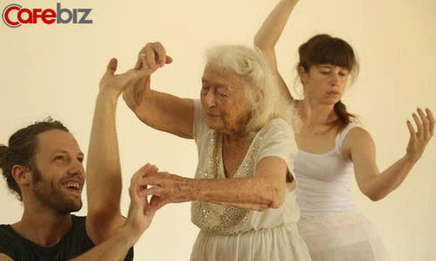 Bí quyết sống thọ của cụ bà 106 tuổi: Không kết hôn, không mua nhà, chỉ tập trung nhảy múa hưởng thụ cuộc sống - Ảnh 3. Bí quyết sống thọ của cụ bà 106 tuổi: Không kết hôn, không mua nhà, chỉ tập trung nhảy múa hưởng thụ cuộc sống - Ảnh 3.