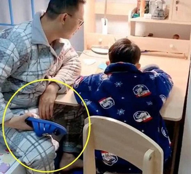 Rầm rộ nghi vấn ảnh bóc trần hậu trường Hồ Văn Cường quay clip xin lỗi Phi Nhung, thực hư ra sao? - Ảnh 4. Rầm rộ nghi vấn ảnh bóc trần hậu trường Hồ Văn Cường quay clip xin lỗi Phi Nhung, thực hư ra sao? - Ảnh 4.