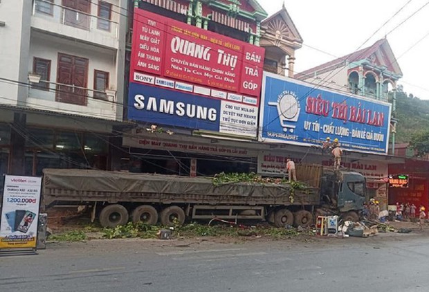 Vụ tài xế bẻ lái cứu 2 người đi đường: Vợ chồng họ rất khó khăn, người chồng bị điếc nên không nghe rõ còi xe - Ảnh 2.