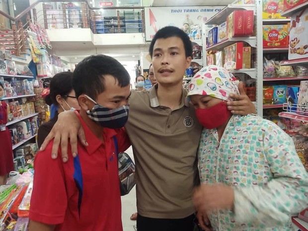 Vụ tài xế bẻ lái cứu 2 người đi đường: Vợ chồng họ rất khó khăn, người chồng bị điếc nên không nghe rõ còi xe - Ảnh 1. Vụ tài xế bẻ lái cứu 2 người đi đường: Vợ chồng họ rất khó khăn, người chồng bị điếc nên không nghe rõ còi xe - Ảnh 1.