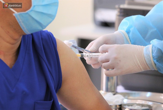 Hà Nội triển khai kế hoạch tiêm vaccine Covid-19 cho người dân - Ảnh 1. Hà Nội triển khai kế hoạch tiêm vaccine Covid-19 cho người dân - Ảnh 1.