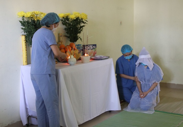 Xót xa nữ điều dưỡng không thể về chịu tang mẹ, lập bàn thờ trong khu cách ly để vái vọng: Đã rất lâu rồi, cô chưa được về nhà thăm mẹ - Ảnh 1. Xót xa nữ điều dưỡng không thể về chịu tang mẹ, lập bàn thờ trong khu cách ly để vái vọng: Đã rất lâu rồi, cô chưa được về nhà thăm mẹ - Ảnh 1.