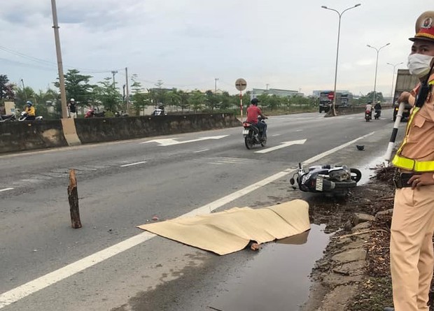 Người đàn ông bị xe tải tông chết thảm trên đường đi làm - Ảnh 1.