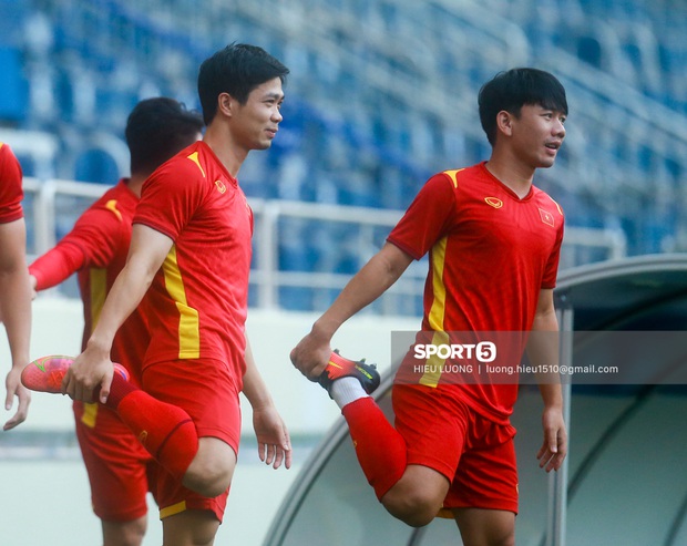Hé lộ số áo 23 tuyển thủ Việt Nam đối đầu Malaysia: Hoàng Anh thay Quang Hải - Ảnh 1. Hé lộ số áo 23 tuyển thủ Việt Nam đối đầu Malaysia: Hoàng Anh thay Quang Hải - Ảnh 1.