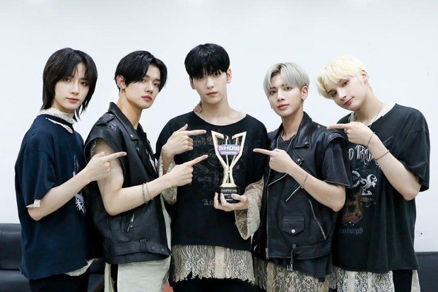 Đàn em BTS tiếp tục gây tranh cãi khi hát live encore: Main vocal bỏ high note, điệp khúc phải dùng thu âm sẵn hỗ trợ? - Ảnh 1. Đàn em BTS tiếp tục gây tranh cãi khi hát live encore: Main vocal bỏ high note, điệp khúc phải dùng thu âm sẵn hỗ trợ? - Ảnh 1.